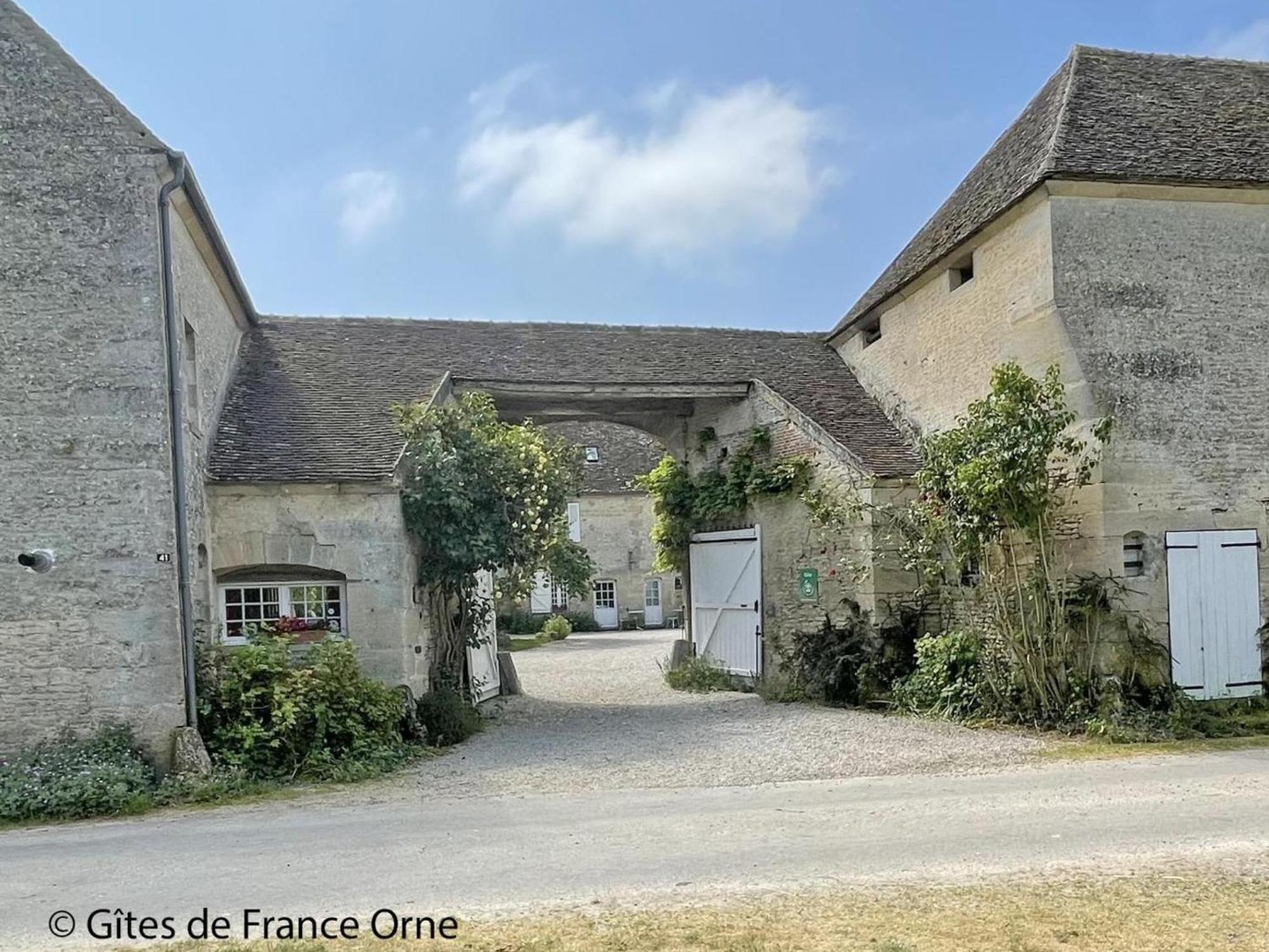 Maison De Caractere Avec Jardin, Proche D'Argentan, Ideale Pour Peche Et Detente En Campagne - Fr-1-497-131 Sarceaux Exterior foto